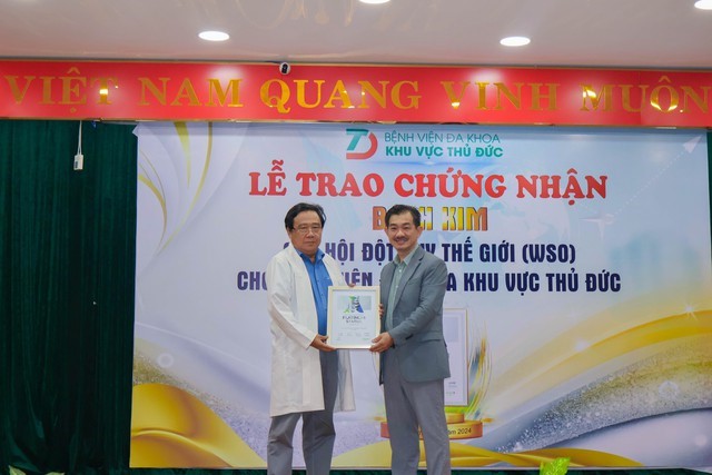 TS.BS Cao Tấn Phước GĐ bệnh viện ĐKKV Thủ Đức nhận giấy chứng nhận Bạch Kim của Hội Đột quỵ thế giới (WSO)